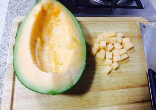 梦见吃大餐吃哈密瓜,揭秘哈密瓜大餐的神秘寓意