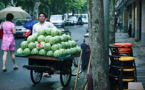 路边吃瓜的温馨瞬间,温馨一幕定格人间美好