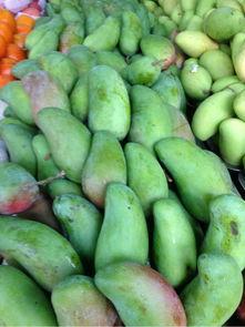 海口街头吃瓜,瓜果飘香，市民共享夏日清凉时光