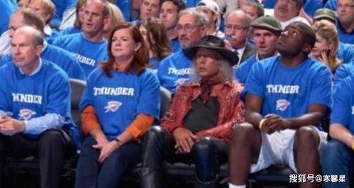 球迷吃瓜NBA冲突,球迷吃瓜热议，场外风波引关注
